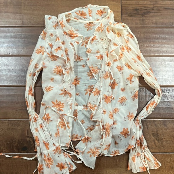 cutest floral open top with ties at the bottom - Picture 1 of 2